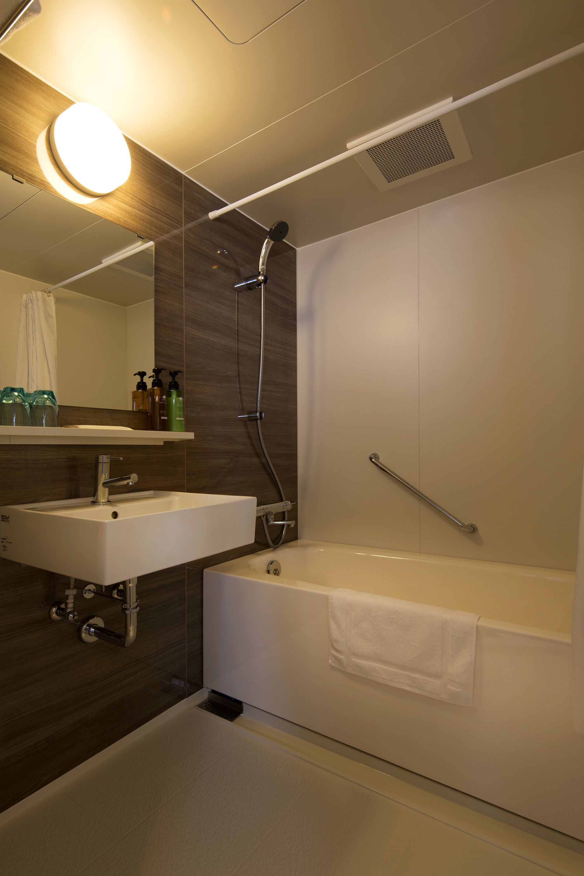 combined shower/bathtub, deep-soaking bathtub, free toiletries