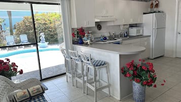 Jääkaappi, mikroaaltouuni, uuni, liesi