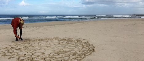 Vlak bij het strand, wit zand, parasols, 2 strandbars