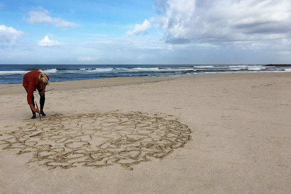 Playa en los alrededores, playa de arena blanca y sombrillas