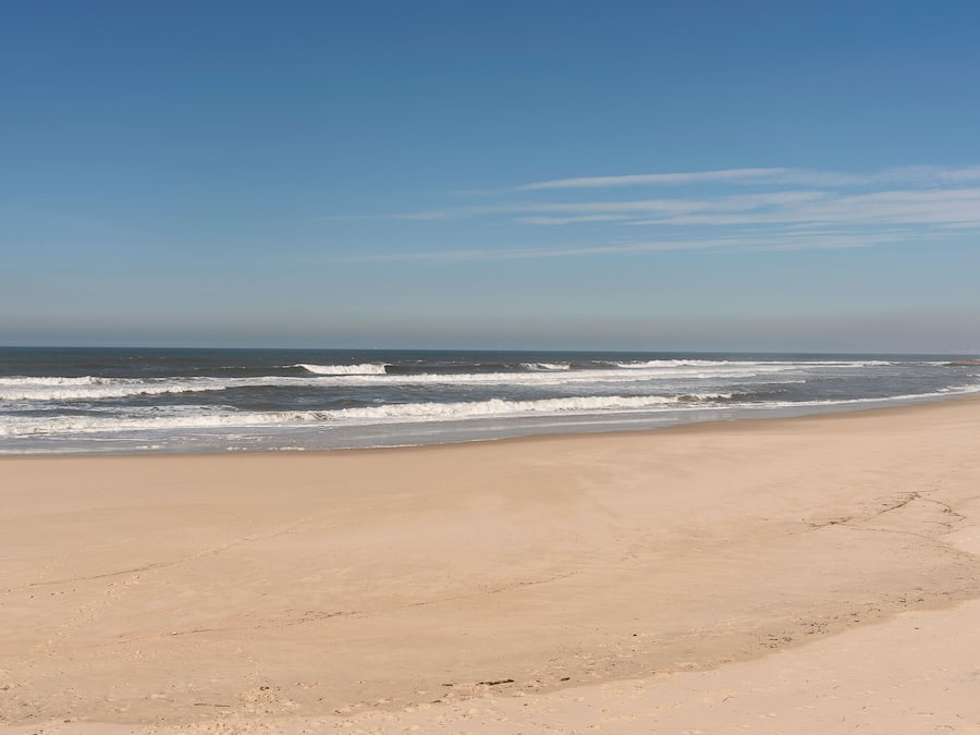 Plage à proximité, sable blanc, parasols, 2 bars de plage