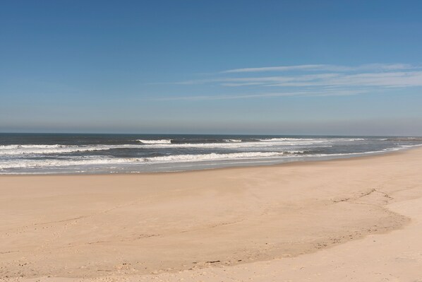 In Strandnähe, weißer Sandstrand, Sonnenschirme, 2 Strandbars