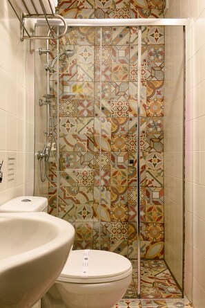 Family Quadruple Room, Private Bathroom, Beachside | Bathroom | Shower, rainfall showerhead, free toiletries, hair dryer - The Sea Beach House (Ovar)