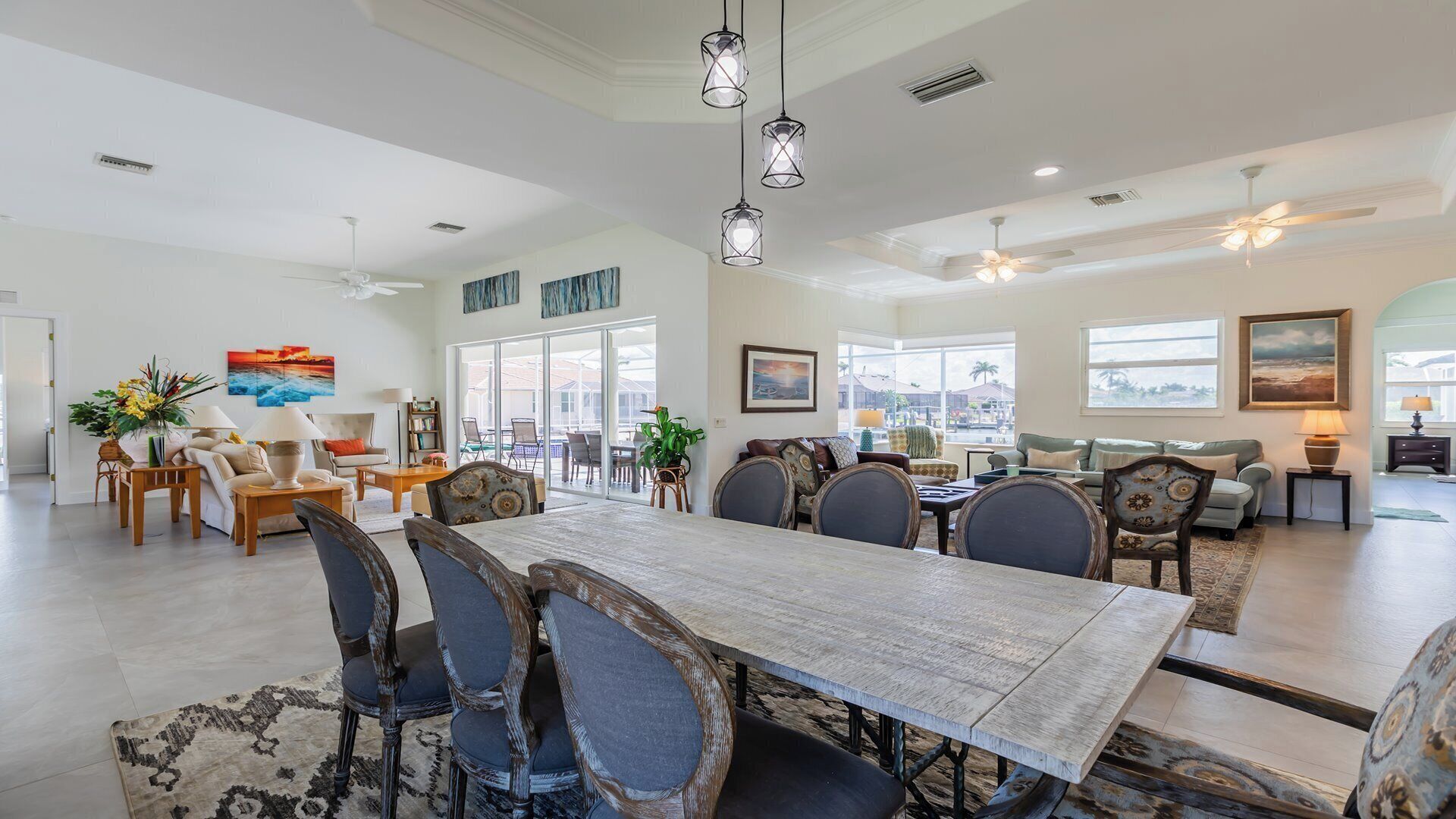 Un salón comedor amplio con una gran mesa, asientos cómodos y ventanas que ofrecen vistas al exterior.