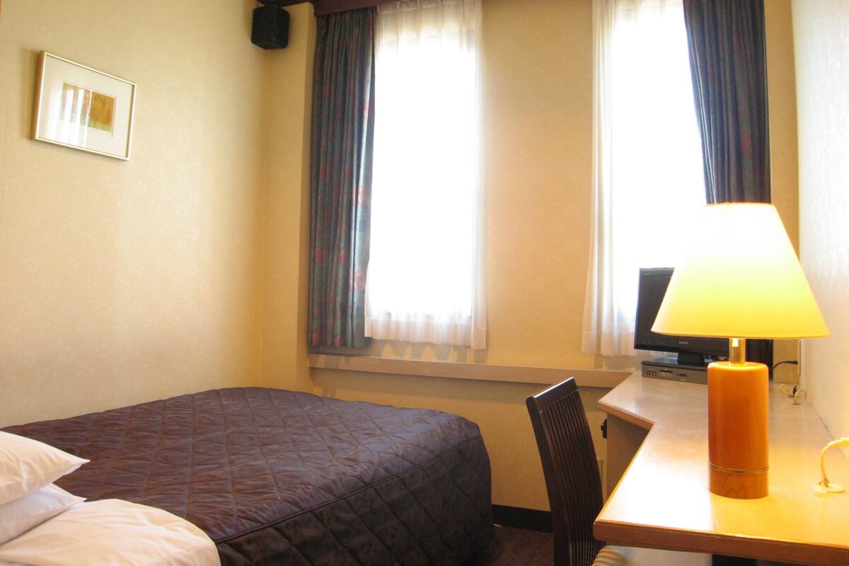 Phòng đơn, hút thuốc ( A ) | Bộ đồ giường cao cấp, bàn, truy cập Internet không dây miễn phí