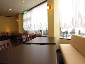 Desayuno completo (JPY 750 por persona)