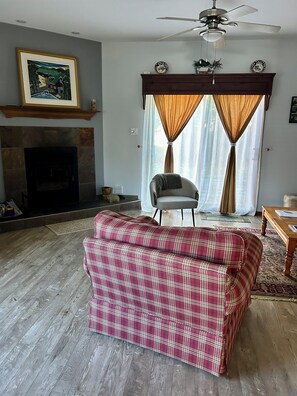 TV, fireplace, DVD player, books - Mountain Idyll - Mont Tremblant, Quebec, Canada (Mont Tremblant)