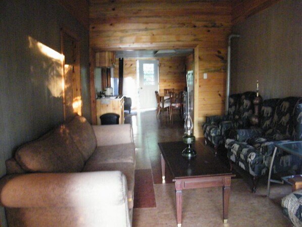Smart TV, fireplace, books - 3-bedroom cottage #1 with jet tub (Temiskaming Shores)
