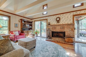 TV, fireplace, DVD player, books - Rustic Riverfront Truckee Cabin w/ Deck & BBQ (Truckee)