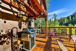 Outdoor dining - Rustic Riverfront Truckee Cabin w/ Deck & BBQ (Truckee)
