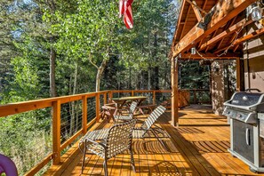 Outdoor dining - Rustic Riverfront Truckee Cabin w/ Deck & BBQ (Truckee)