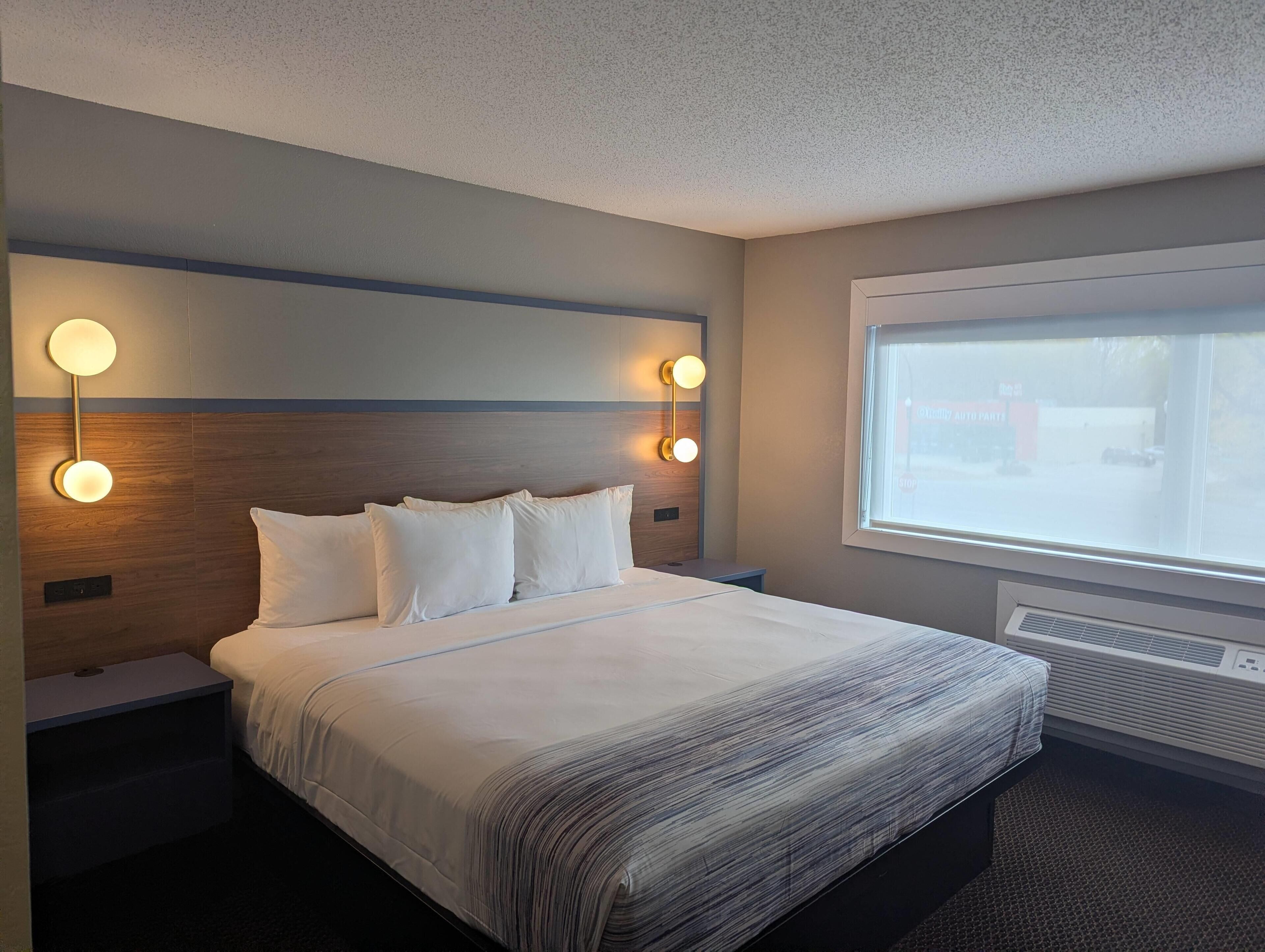 Suite superior, 1 cama King size, para no fumadores (One-Bedroom Suite) | Escritorio, espacio para trabajar con laptop y cortinas blackout 