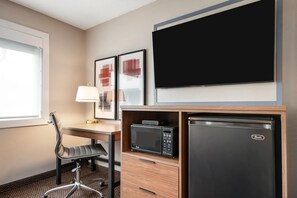 Superior-sviitti, 1 suuri parisänky, tupakointi kielletty (One-Bedroom Suite) | Työpöytä, kannettavalle tietokoneelle sopiva työtila, pimennysverhot