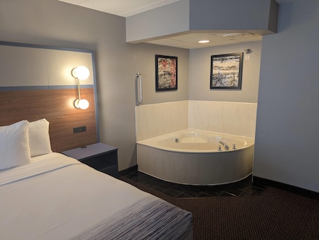 Escritorio, espacio para trabajar con laptop y cortinas blackout . AmericInn by Wyndham St. Peter