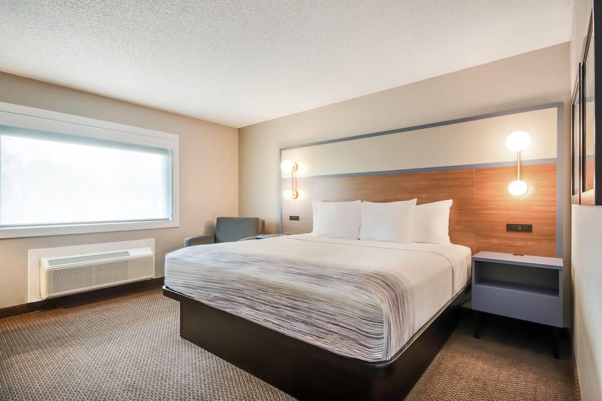 Huone, 1 suuri parisänky, tupakointi kielletty | Työpöytä, kannettavalle tietokoneelle sopiva työtila, pimennysverhot