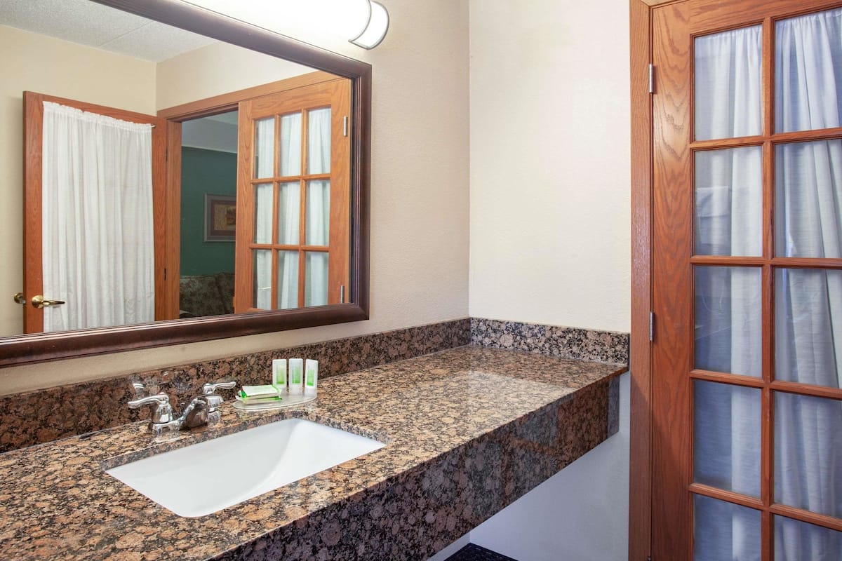 superior suite, 1 king bed, non smoking (one-bedroom suite) | bathroom | combined shower/bathtub, free toiletries, hair dryer, towels