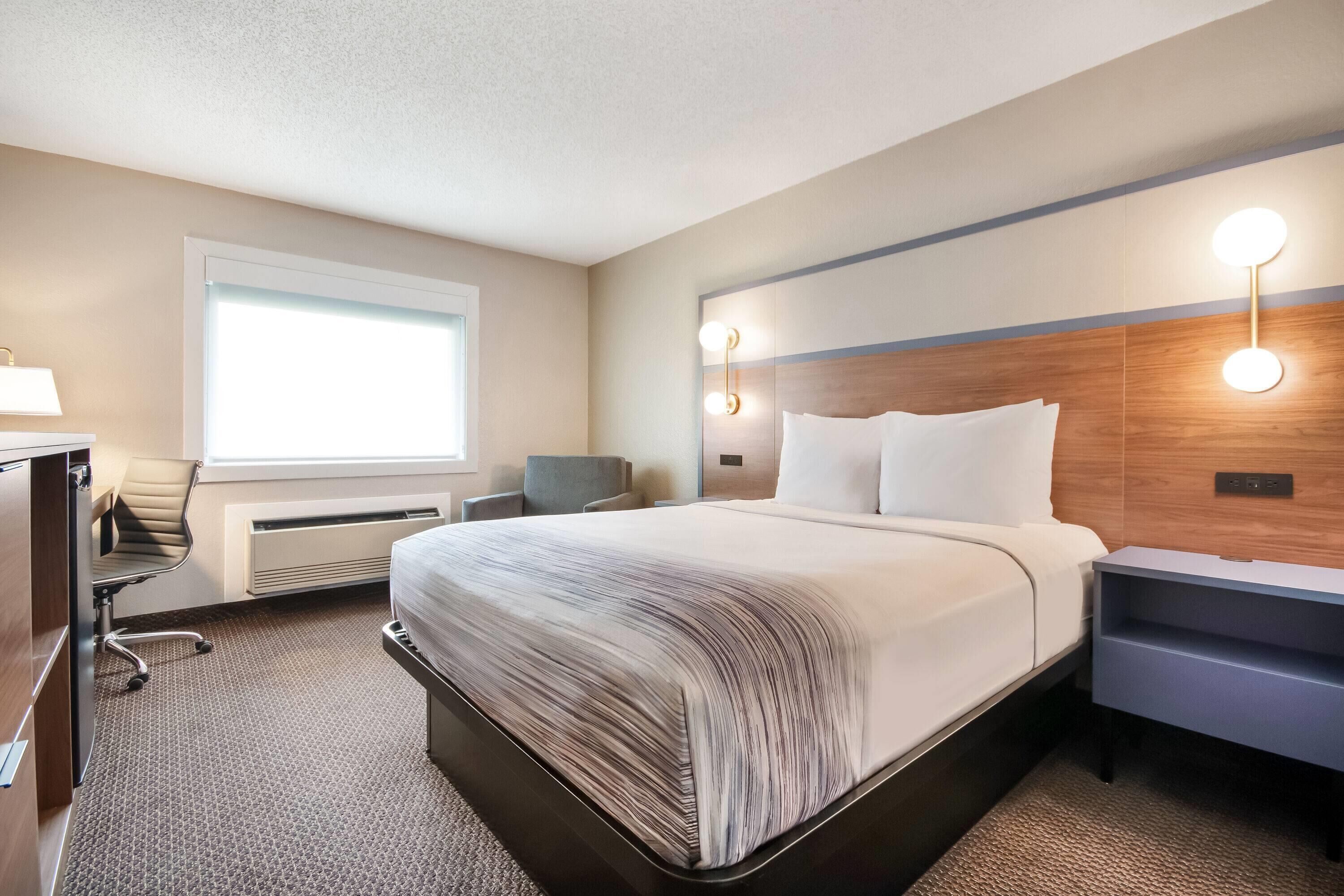 Room, 1 Queen Bed, Non Smoking | Desk, laptop workspace, blackout drapes, iron/ironing board