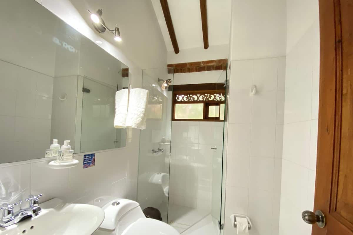 habitación triple estándar, balcón y vista al jardín | bathroom | designer toiletries, hair dryer, heated floors, towels