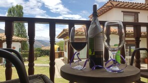 Habitación Triple Estándar, Balcón y Vista al Jardín | Lounge