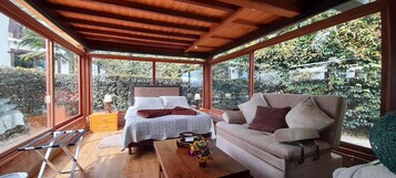 Minibar, cortinas blackout, tabla de planchar con plancha y wifi gratis 