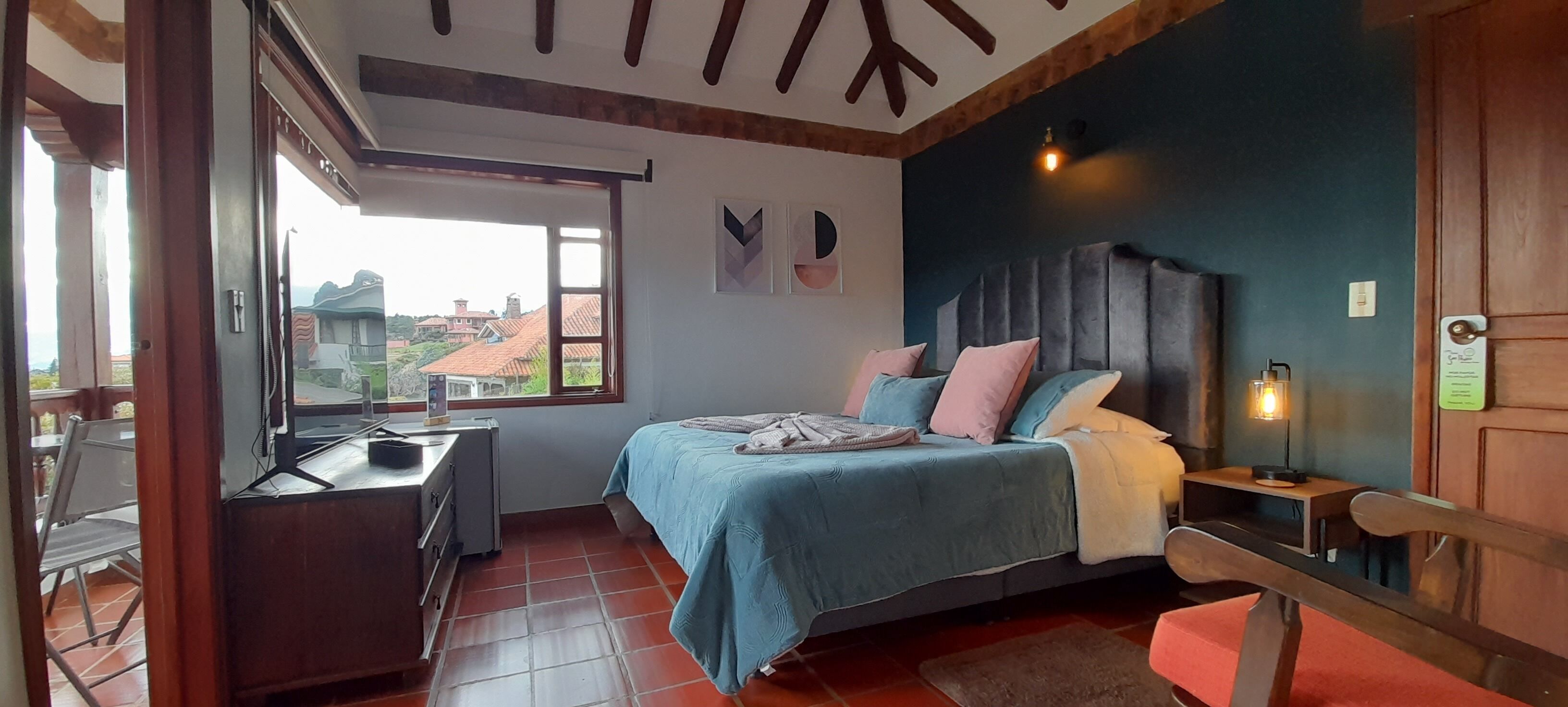 Habitación Triple Estándar, Balcón y Vista al Jardín | Minibar, tirai kedap cahaya, setrika/meja setrika, dan Wi-Fi gratis