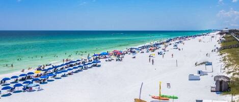 En la playa y camastros