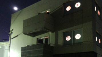 Mặt tiền nơi lưu trú - ban đêm