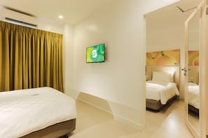 Coffres-forts dans les chambres, bureau, fer et planche à repasser