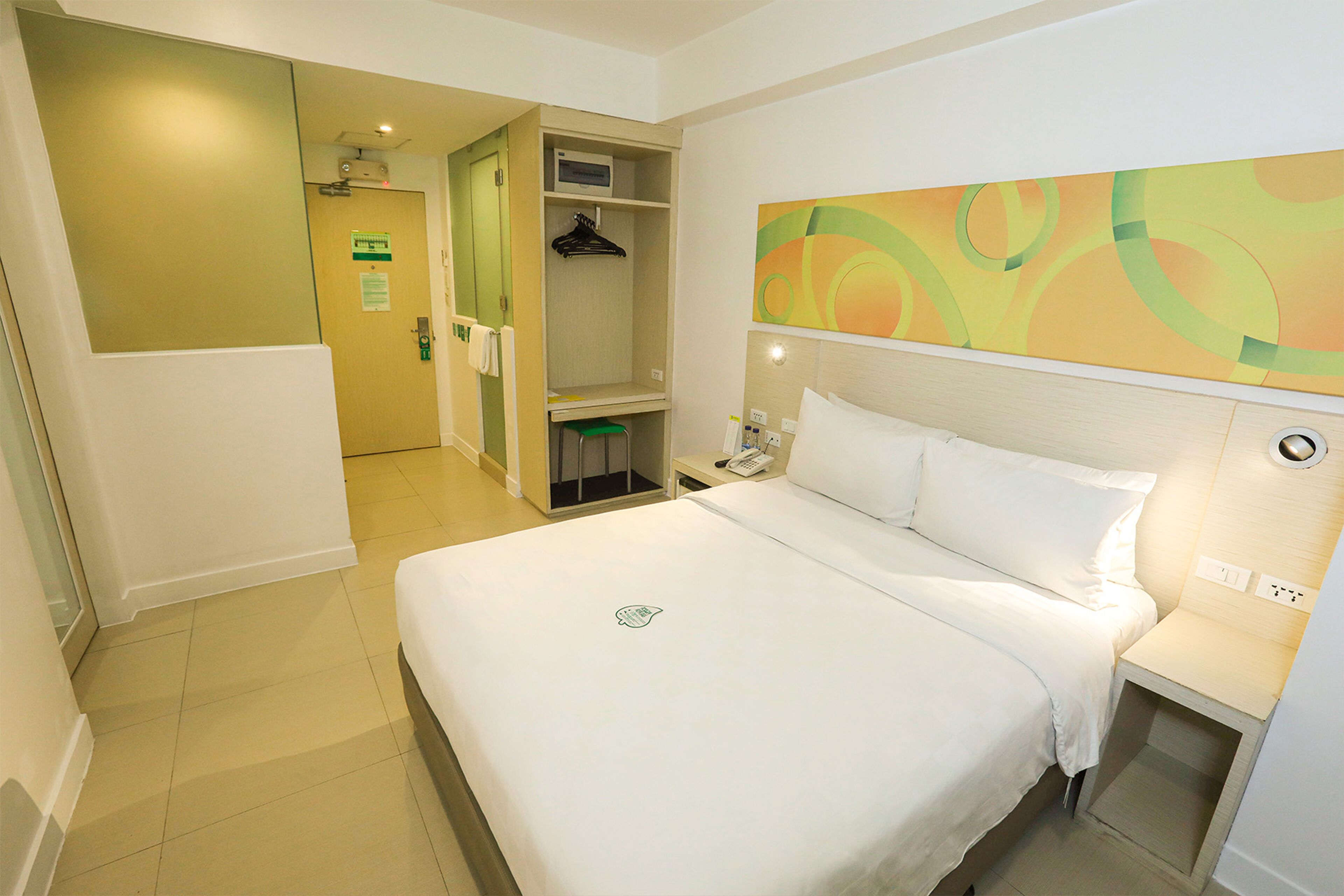 queen room | in-room safe, desk, iron/ironing board, free wifi