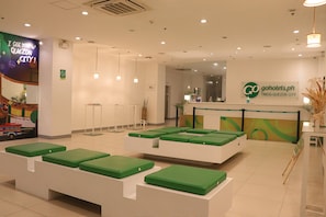 Coin salon dans le hall