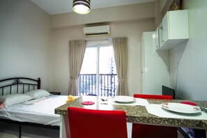 Studio | Desk, iron/ironing board, free WiFi, bed sheets - SR Vacation Rental - Spianada Residential Condominium (Cebu City)