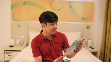 Queen Room | In-room safe, desk, laptop workspace, free WiFi