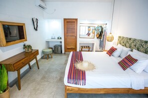 Roupas de cama premium, frigobar, cofres nos quartos, escrivaninha