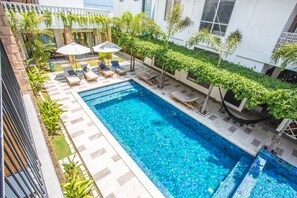 Outdoor pool, sun loungers - Abdi Hotel & Bungalow (Gili Trawangan)