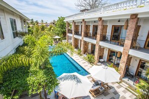 Outdoor pool, sun loungers - Abdi Hotel & Bungalow (Gili Trawangan)