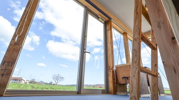 A room with large windows, wooden beams, and a carpeted floor. - COCORETO THE GUEST HOUSE - Hostel (Matsue)