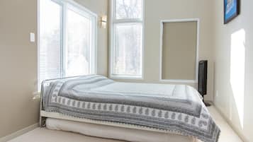 4 bedrooms, iron/ironing board, free WiFi, bed sheets