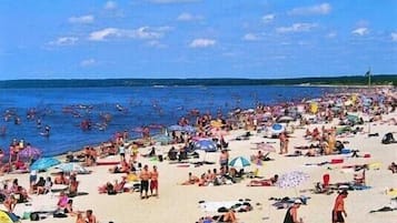 På stranden, liggestole, badehåndklæder
