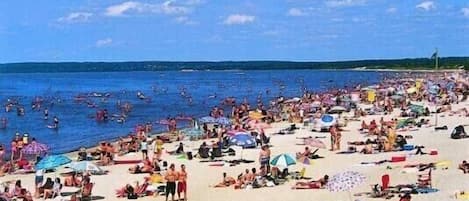 Am Strand, Liegestühle, Strandtücher