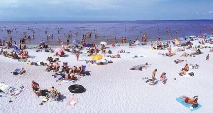 Lake Winnipeg luxury Beach House with hot tub