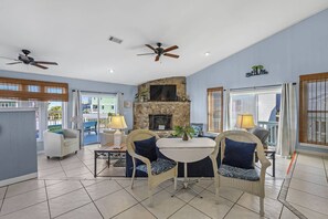 Een televisie en een open haard