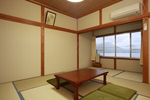x Japanese Style Room | Desk, free WiFi, bed sheets - Akaishi Ryokan (Fujikawaguchiko)