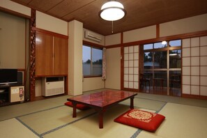 传统客房 (Japanese Style Room) | 办公桌、免费 WiFi、床单