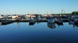 Un puerto deportivo con varias embarcaciones amarradas en aguas tranquilas.