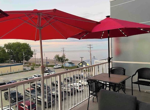 Gimli Beach Condos # 1 - Gimli's best location!