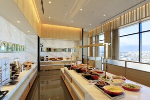 Daily buffet breakfast (JPY 1980 per person)