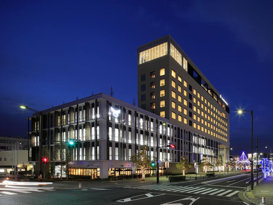 Bagian depan properti - sore/malam