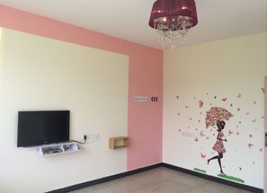 デスク、遮光カーテン、WiFi (無料)