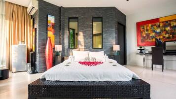 6 bedrooms, premium bedding, blackout curtains, free WiFi