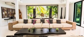 6 Bedrooms Luxury Villa (The Marina Villa) | Área de sala de estar | Televisión de pantalla plana 